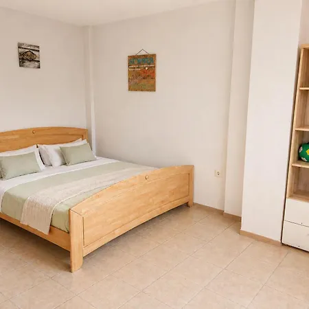 5 Seaside - 150m From Beach, Ideal For Families & Groups Lägenhet Flogita