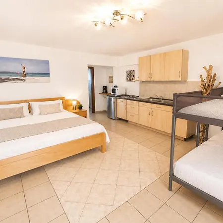 5 Seaside - 150m From Beach, Ideal For Families & Groups Lägenhet
